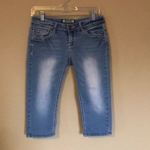 Light wash Puzzle denim Capri.